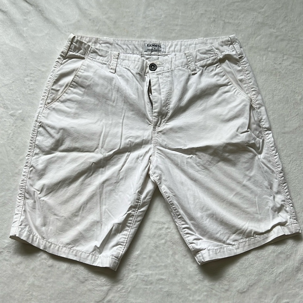 White Mens Shorts | Size 32 | Flat Front